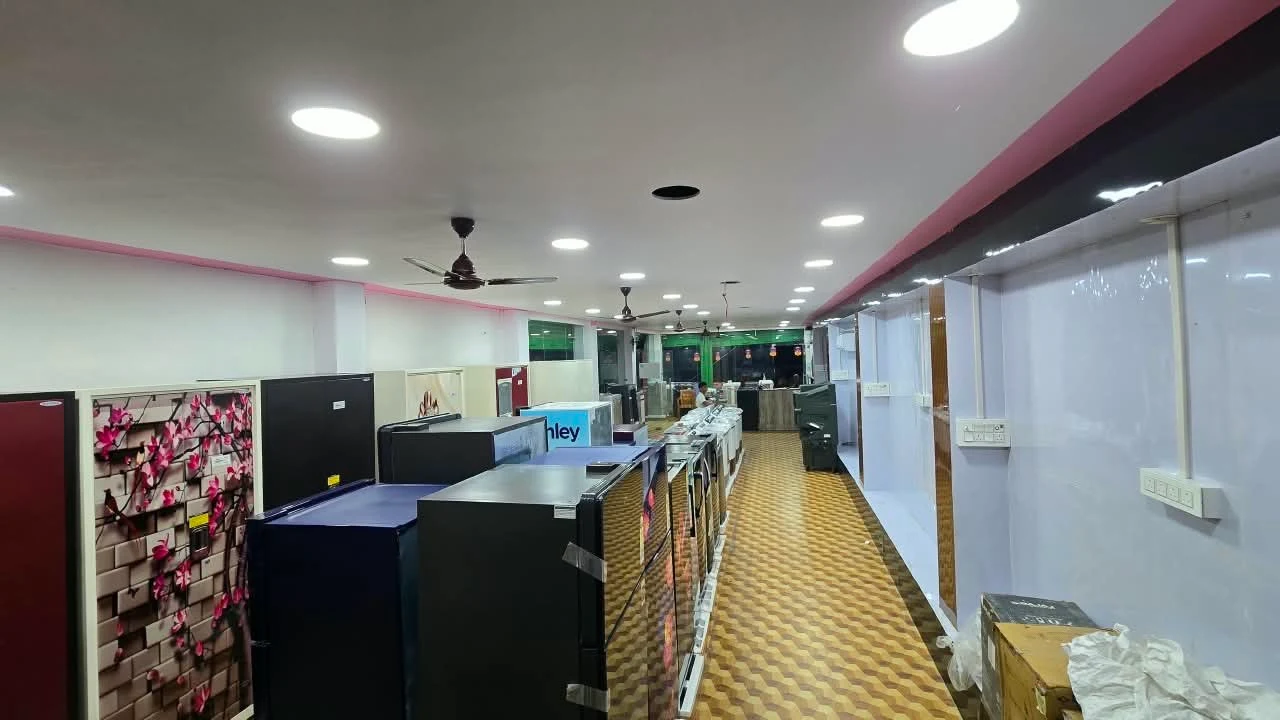 दुकान के अंदर रेफ्रिजरेटर और घरेलू उपकरण