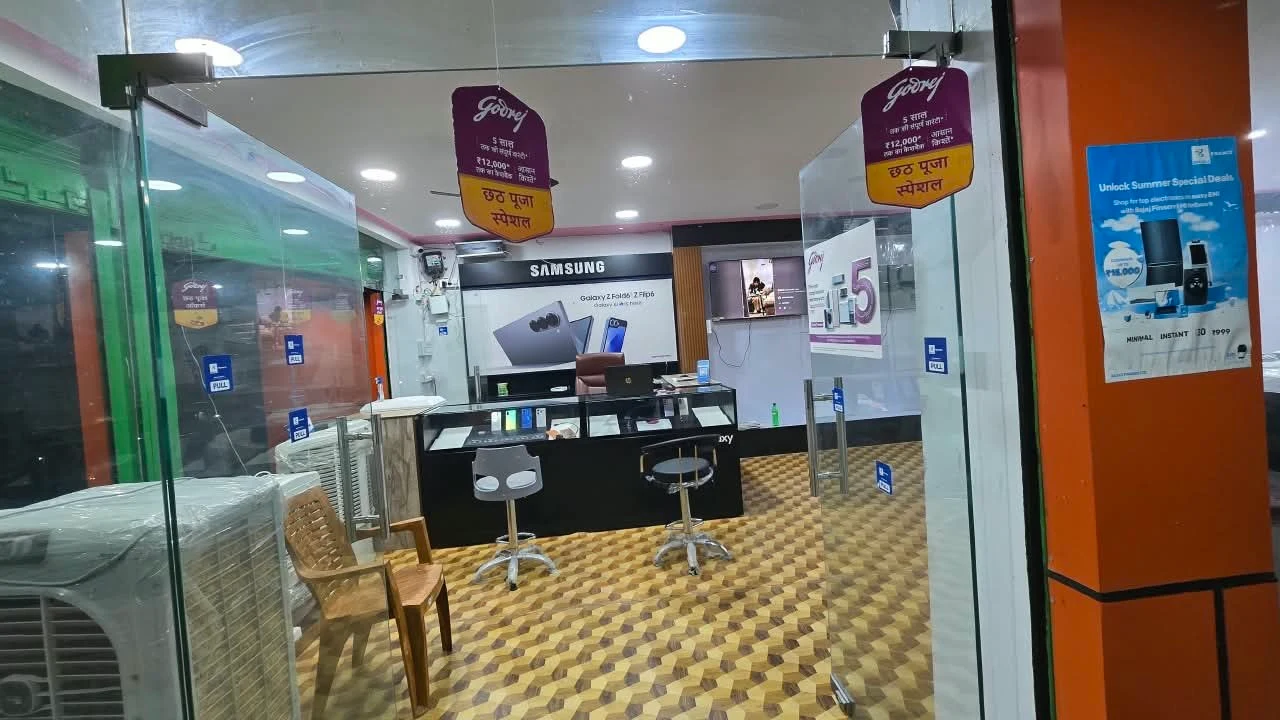 दुकान का प्रवेश और मोबाइल डिस्प्ले